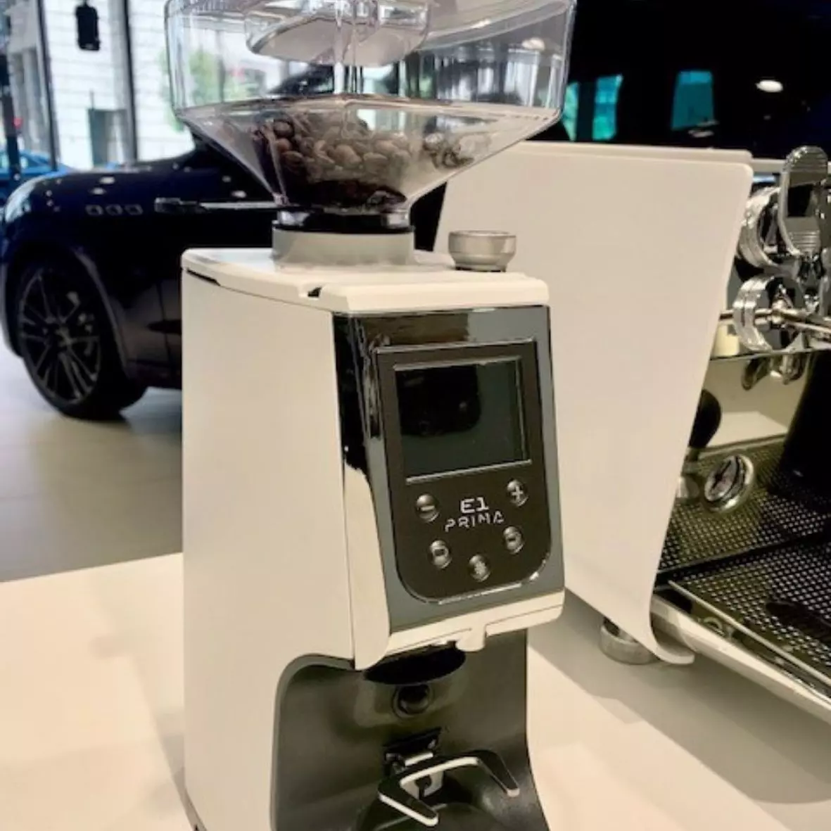 Poloprofesionální mlýnek na kávu Victoria Arduino Atom bílý. Zdroj obrázku: Victoria Arduino Poloprofesionální mlýnek na kávu Victoria Arduino Atom bílý.